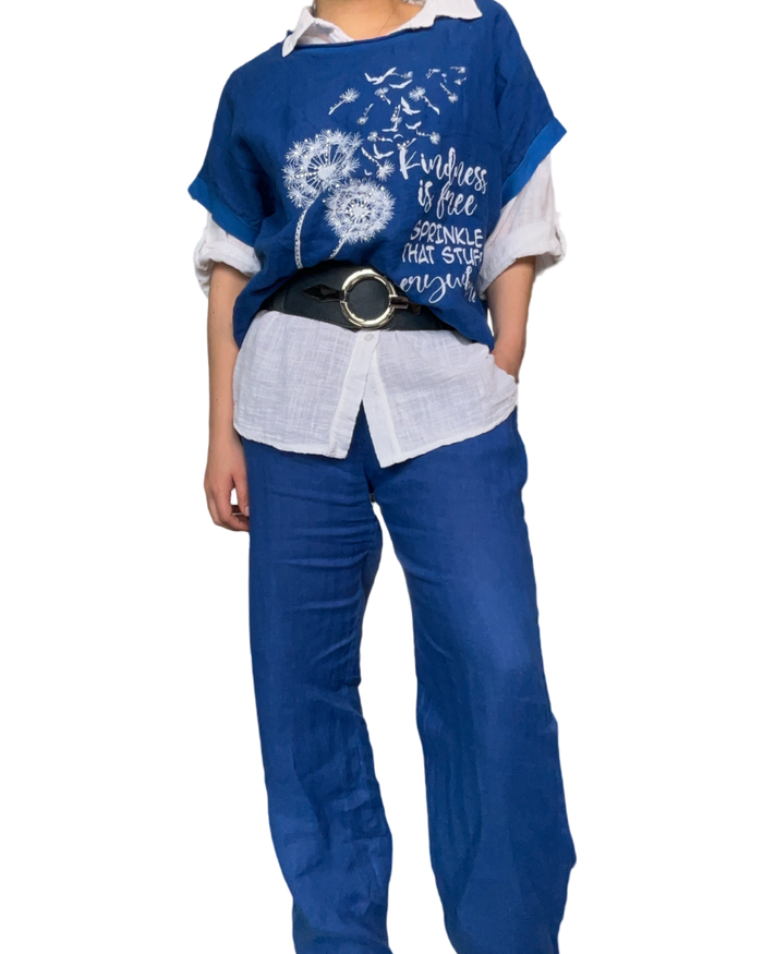 T-shirt bleu royal pour femme avec imprimé de pissenlits avec pantalon en lin et ceinture.