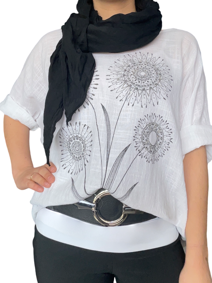 Chandail blanc pour femme à manche 3/4 avec imprimé de fleurs avec foulard.