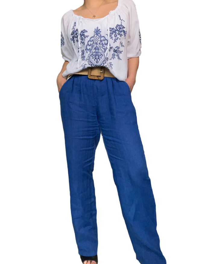 Blouse blanche pour femme avec imprimé floral bleu marin avec pantalon en lin bleu royal.