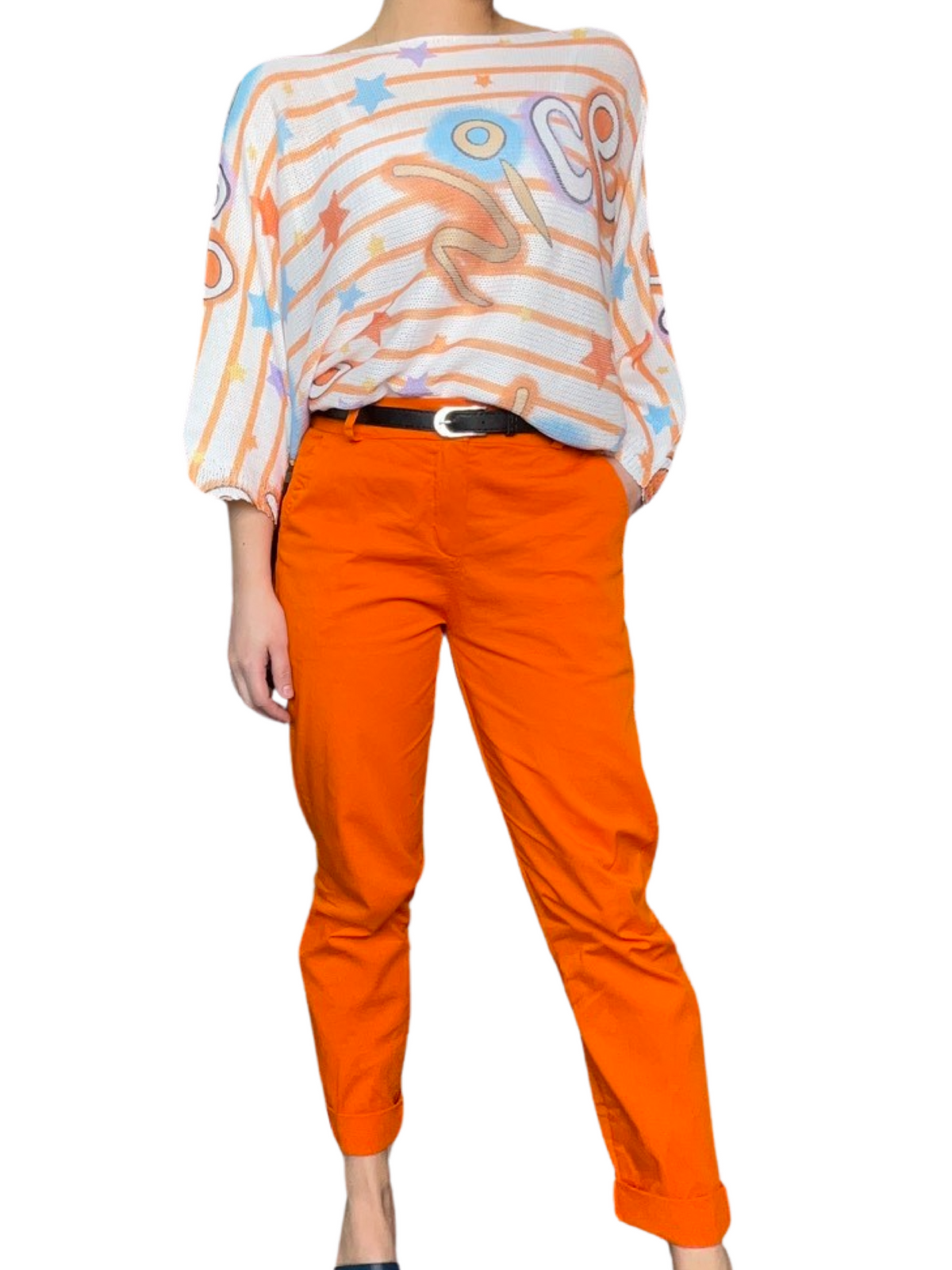 Pantalon cigarette orange pour femme avec ceinture noire et chandail en mailles à manche longue.