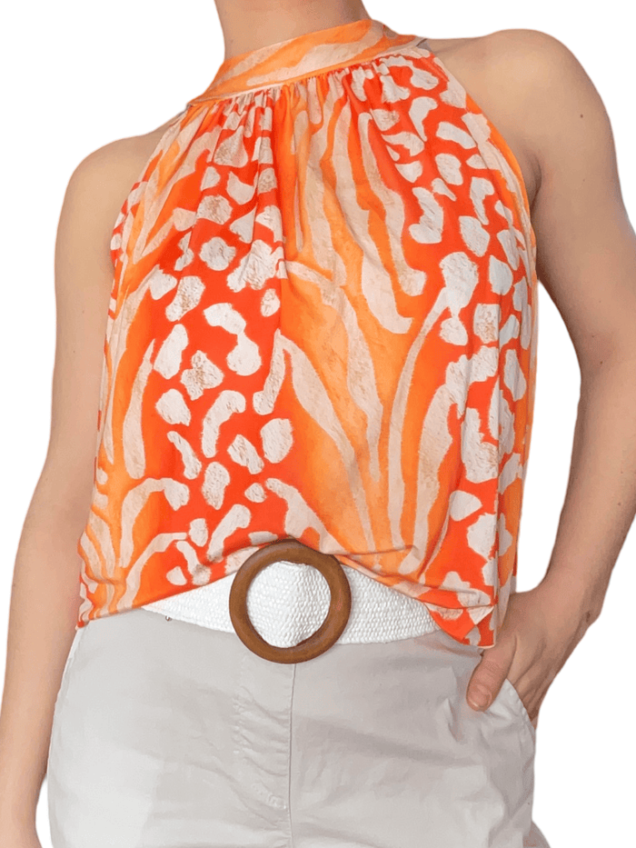 Camisole orange pour femme avec imprimé abstrait beige avec ceinture blanche en jute.