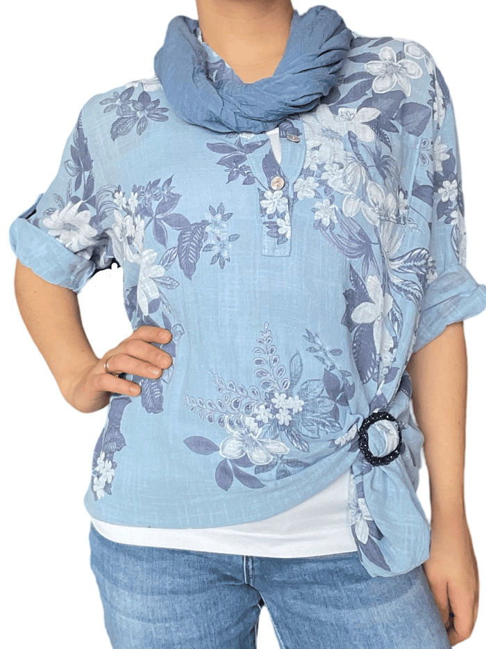 Blouse bleue pour femme avec imprimé floral avec boucle d'ajustement et camisole gainante à l'intérieur.