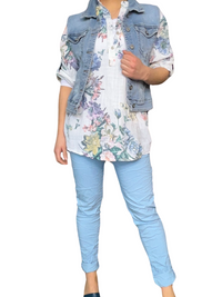 Pantalon bleu ciel pour femme à taille élastique avec cordon avec blouse à manche 3/4 et veste en jeans.