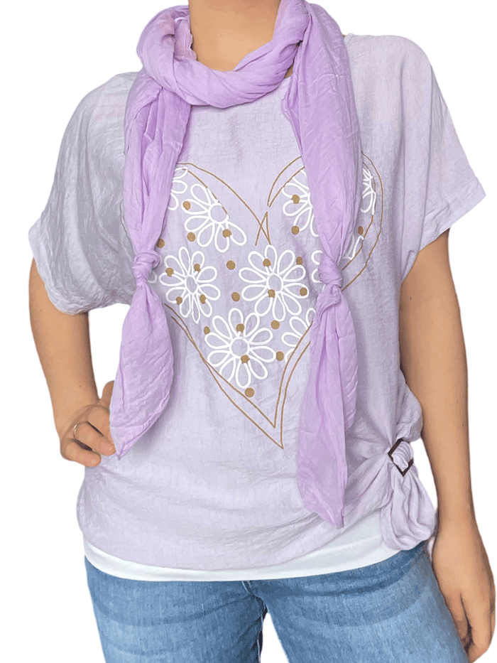 T-shirt lilas pour femme avec imprimé d'un cœur composé de marguerites avec un foulard et une boucle d'ajustement.
