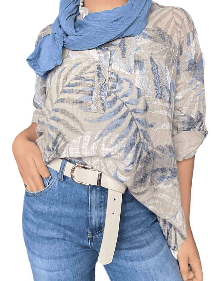 Blouse beige pour femme avec imprimé de feuilles avec foulard bleu jean.