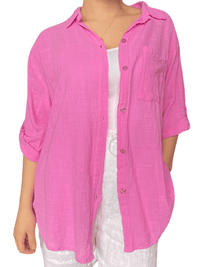 Chemise rose unie à manche 3/4 pour femme avec camisole gainante à l'intérieur.