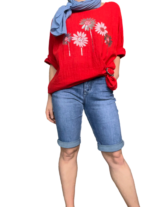 Chandail rouge pour femme avec imprimé de tournesols blanc et argent avec bermuda en jean.