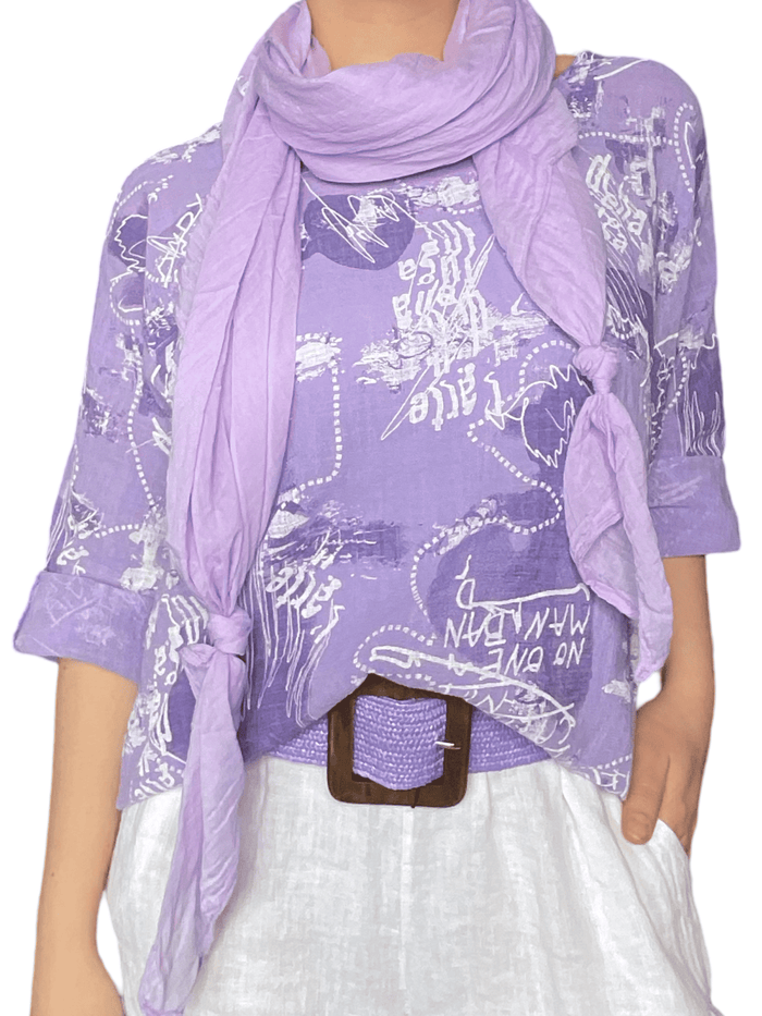 Chandail lilas pour femme avec imprimé d'écritures avec foulard lilas.