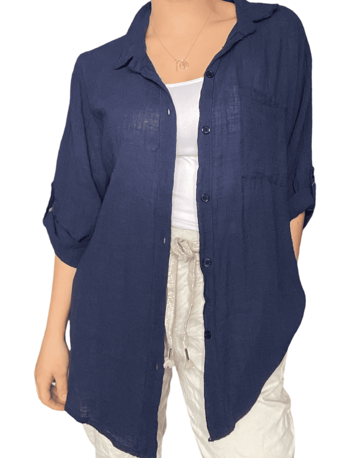 Chemise bleu marin à manche 3/4 pour femme avec camisole gainante à l'intérieur.