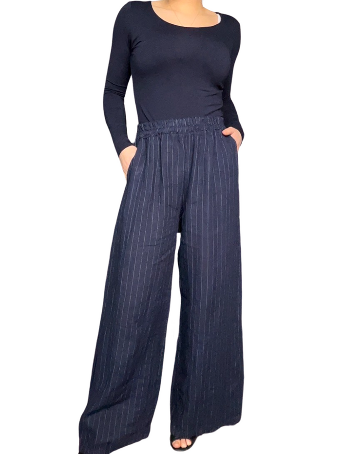 Pantalon pour femme droit bleu marin rayé en lin à taille élastique avec chandail à manche longue bleu marin. 