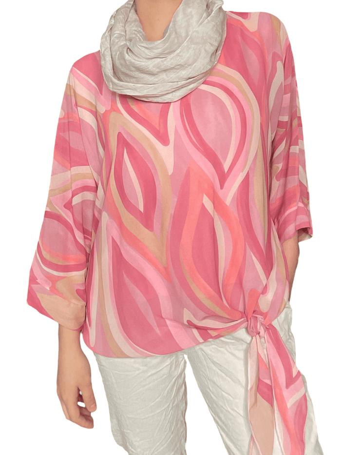 Chandail corail pour femme à manche longue avec imprimé abstrait avec foulard beige.