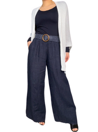 Pantalon pour femme droit bleu marin rayé en lin à taille élastique avec ceinture, chandail à manche longue et débardeur blanc.