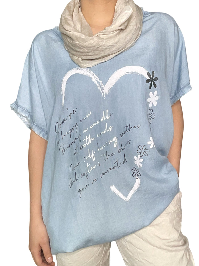 T-shirt bleu ciel avec imprimé d'un cœur avec foulard beige. 
