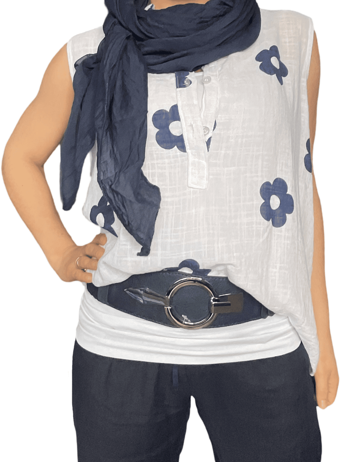 Camisole blanche pour femme avec imprimé de fleurs marines avec foulard bleu marin.