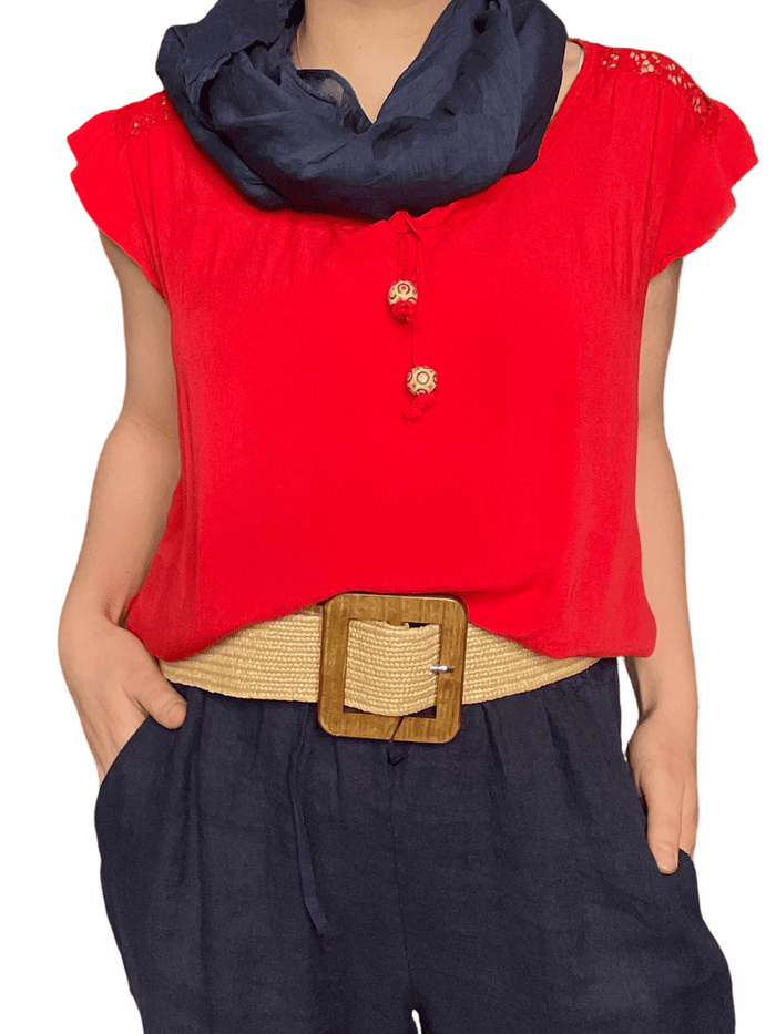 Blouse rouge pour femme à manche courte avec dentelle avec foulard bleu marin.
