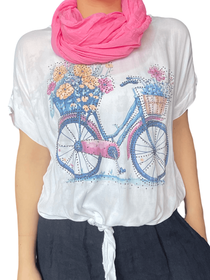 T-shirt blanc pour femme avec imprimé d'un vélo avec foulard rose.