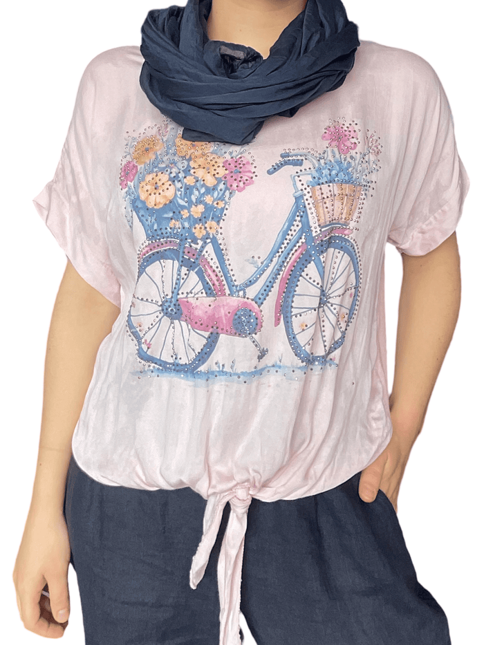 T-shirt rose pour femme avec imprimé d'un vélo avec foulard bleu marin.