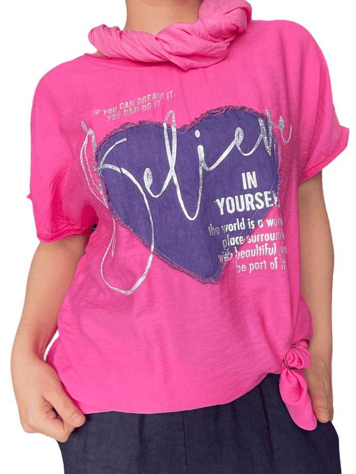 T-shirt fuchsia pour femme avec imprimé d'un cœur avec foulard rose.