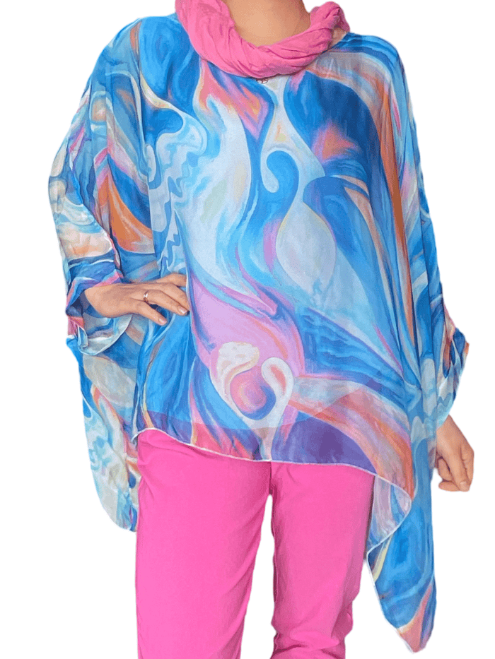 Blouse de soie pour femme avec des motifs abstraits bleus et blancs avec foulard rose.