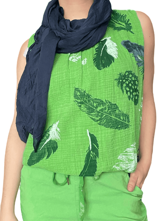 Camisole verte pour femme avec imprimé de feuilles avec foulard bleu marin.