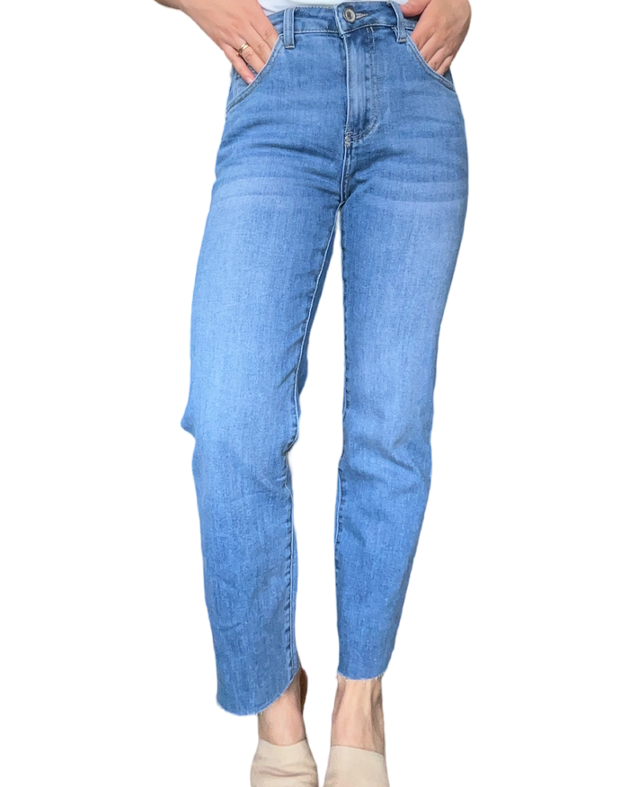 Jeans à taille haute bleu moyen pour femme avec le bas déplié.