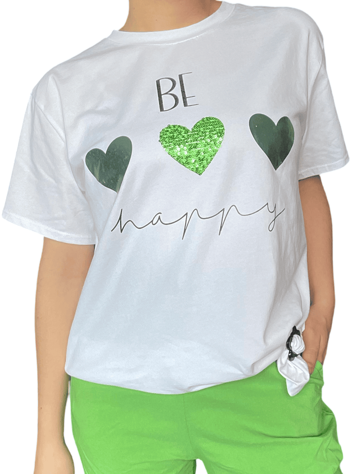 T-shirt blanc pour femme avec imprimé de trois cœurs verts avec boucle d'ajustement.