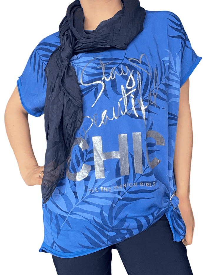 T-shirt bleu royal pour femme avec imprimé de feuilles avec foulard bleu marin.