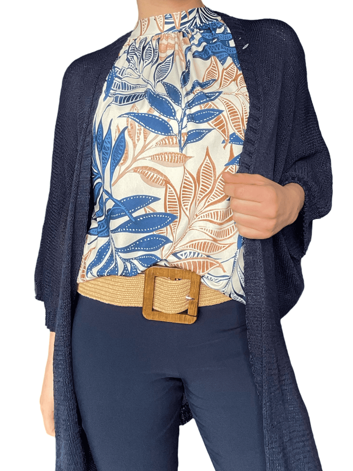 Camisole beige pour femme avec imprimé de feuilles bleues avec cardigan bleu marin.