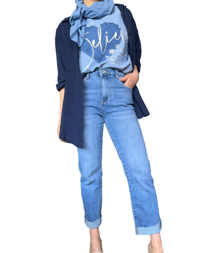 Jeans à taille haute bleu moyen pour femme avec t-shirt, foulard et sur chemise.