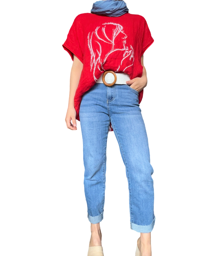 T-shirt rouge pour femme avec imprimé d'une femme avec ceinture en jute et jean.