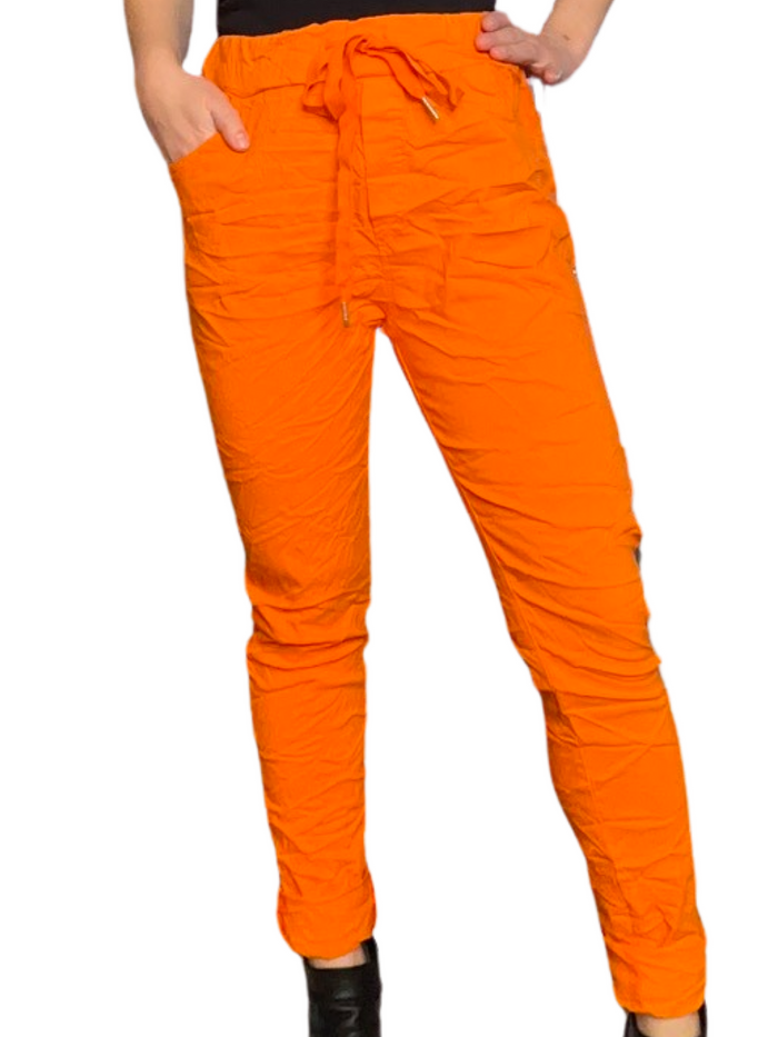 Pantalon orange pour femme à taille élastique avec cordon avec camisole gainante noire à l'intérieur. 