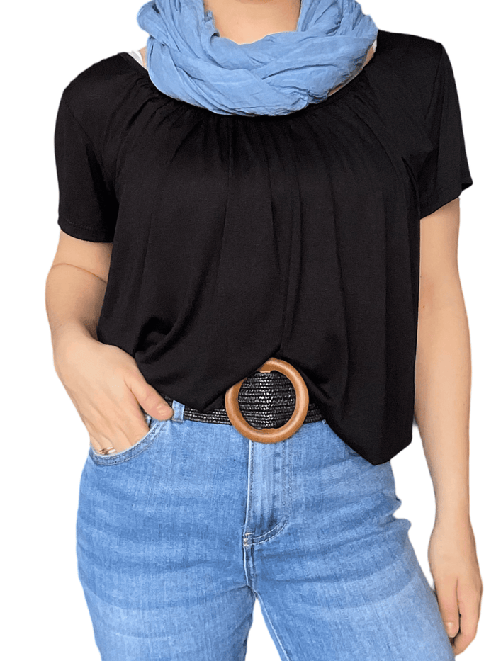 T-shirt col en u couleur uni pour femme avec jean, ceinture noire en jute et foulard bleu jean.