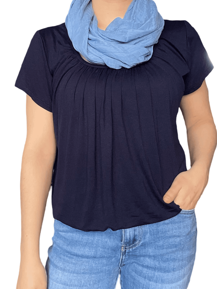 T-shirt col en u couleur uni pour femme avec foulard bleu jean.