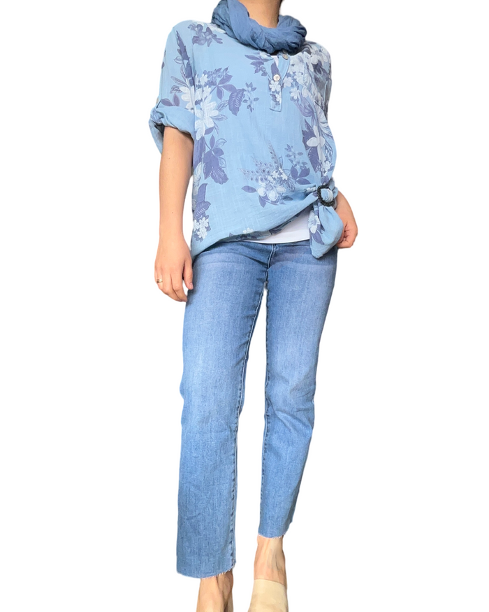 Blouse bleue pour femme avec imprimé floral avec jean et foulard bleu jean.