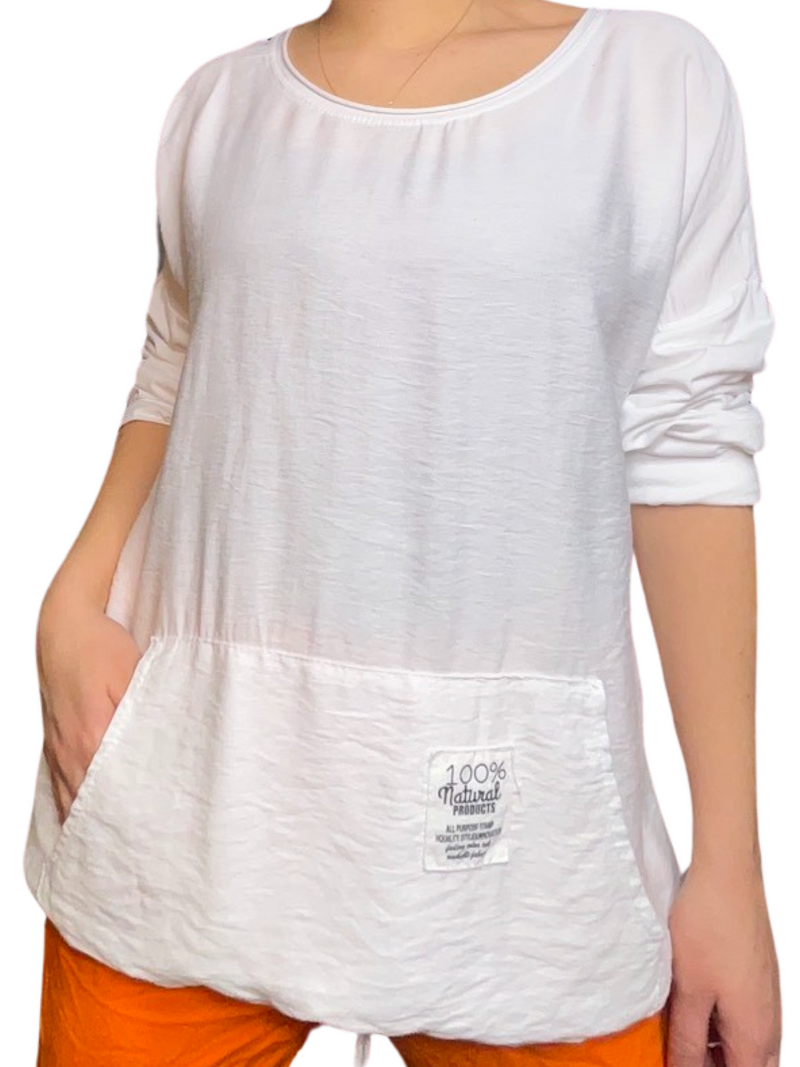 Chandail blanc pour femme à manche longue avec bas ajustable porté over size.