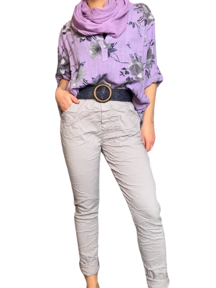 Pantalon gris à taille élastique avec cordon pour Femme, avec blouse lilas, ceinture marine et foulard lilas