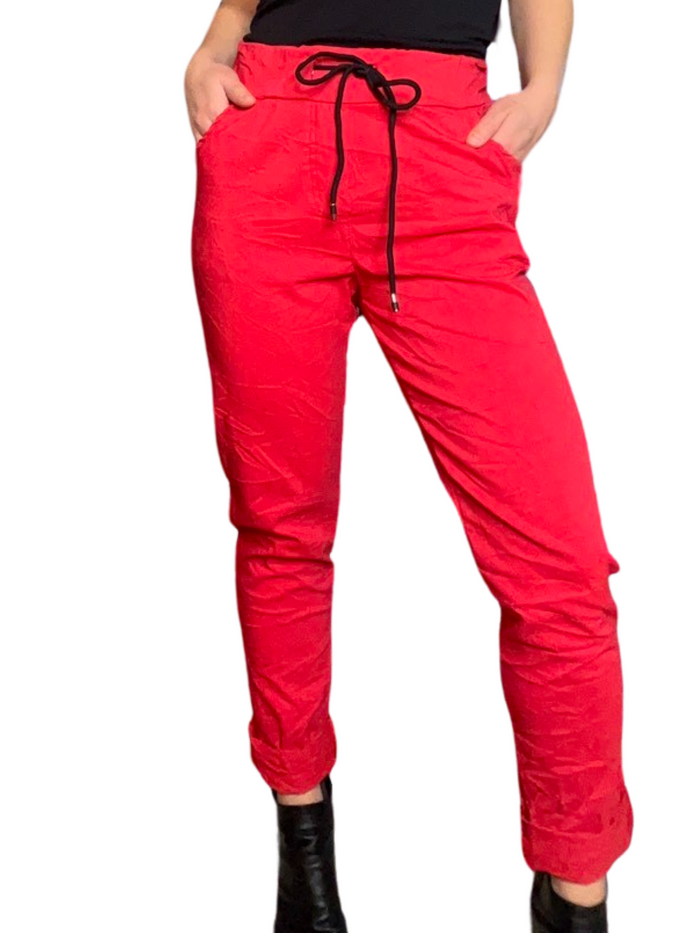 Pantalon rouge pour femme à taille élastique avec cordon noir avec camisole gainante noire à l'intérieur.