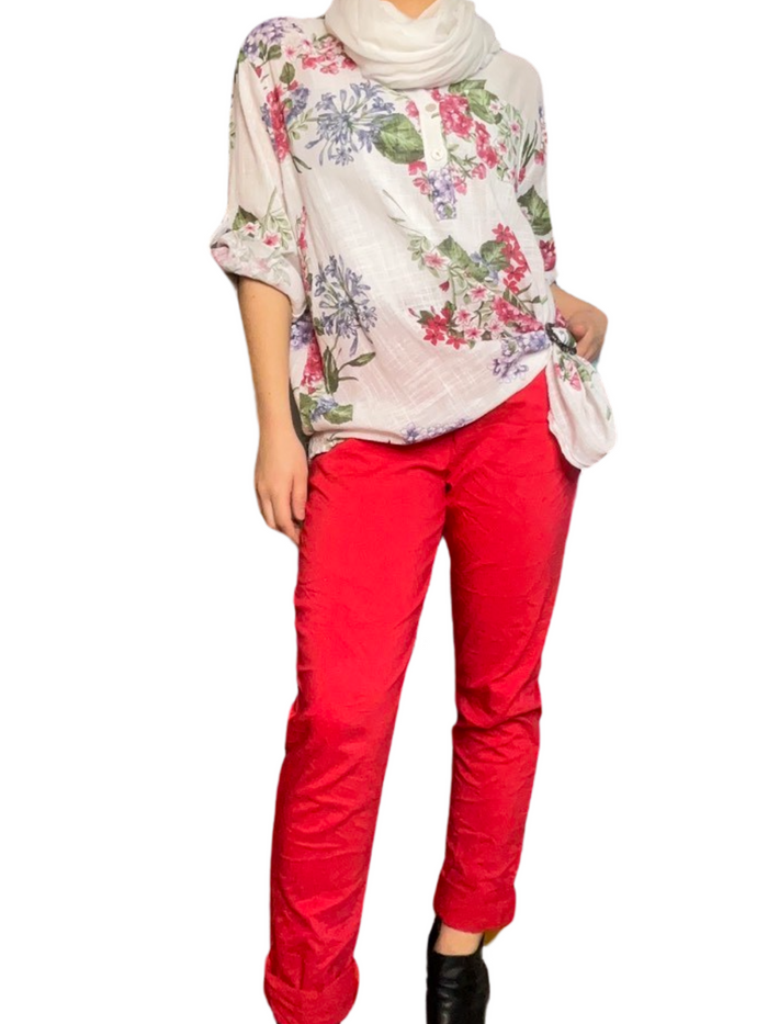 Blouse blanche pour femme avec imprimé floral avec foulard et pantalon rouge.