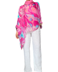 Blouse de soie pour femme avec des motifs abstraits fuchsia et bleus avec foulard rose.