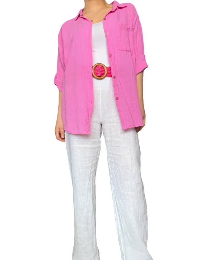 Chemise rose unie à manche 3/4 pour femme avec pantalon blanc en lin.
