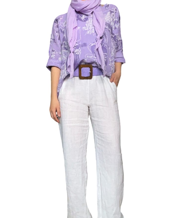 Chandail lilas pour femme avec imprimé d'écritures avec ceinture lilas en jute en pantalon blanc en lin.