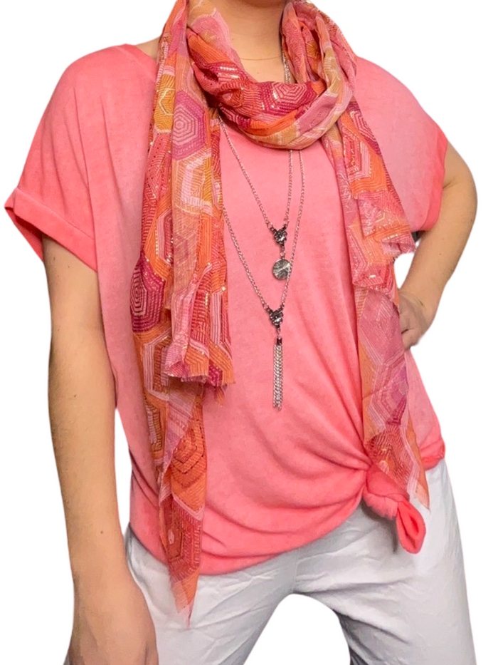 T-shirt pour femme corail uni avec foulard et collier long.