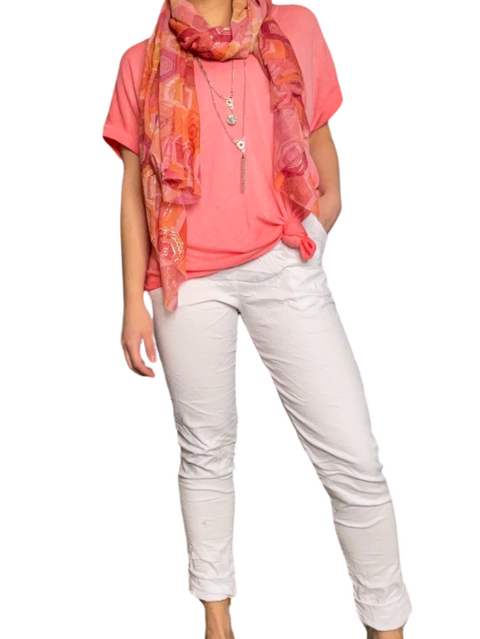 Foulard corail pour femme avec imprimé géométrique 100% viscose avec collier long, t-shirt corail et pantalon blanc.