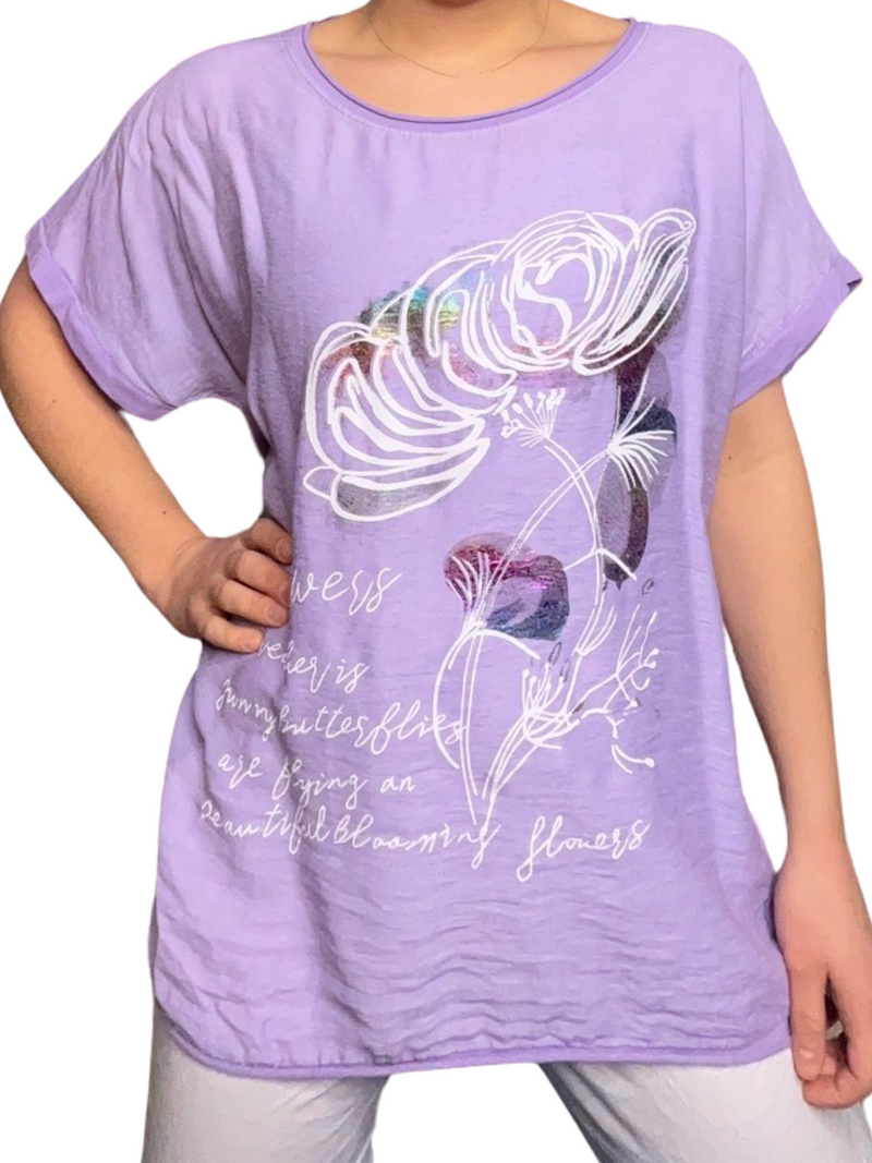 T-shirt lilas pour femme avec imprimé d'une grande fleur portée over size.