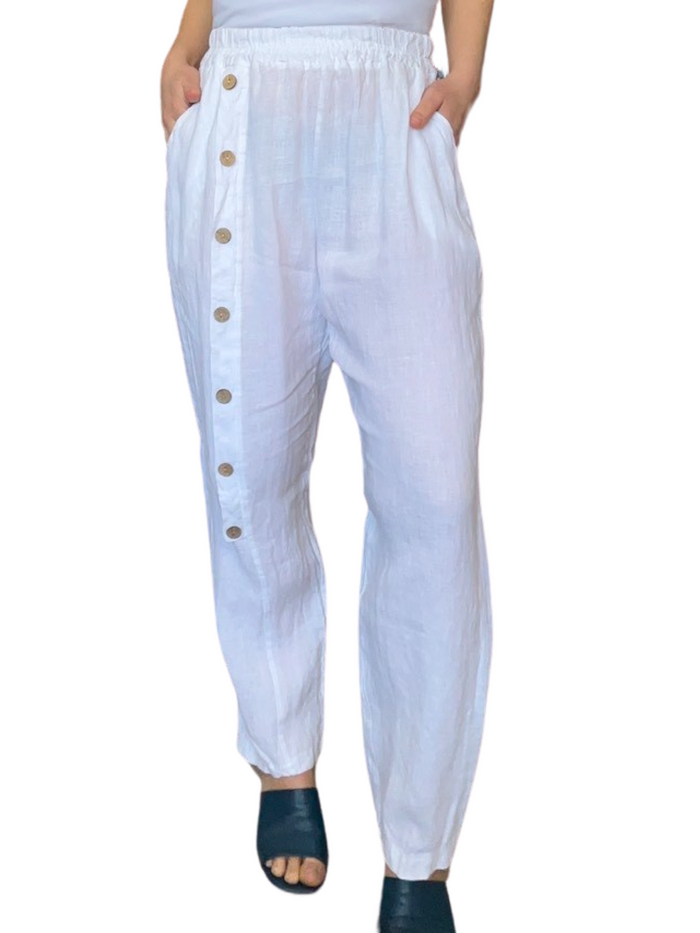 Pantalon droit blanc pour femme en lin à taille élastique avec sandales à talon.