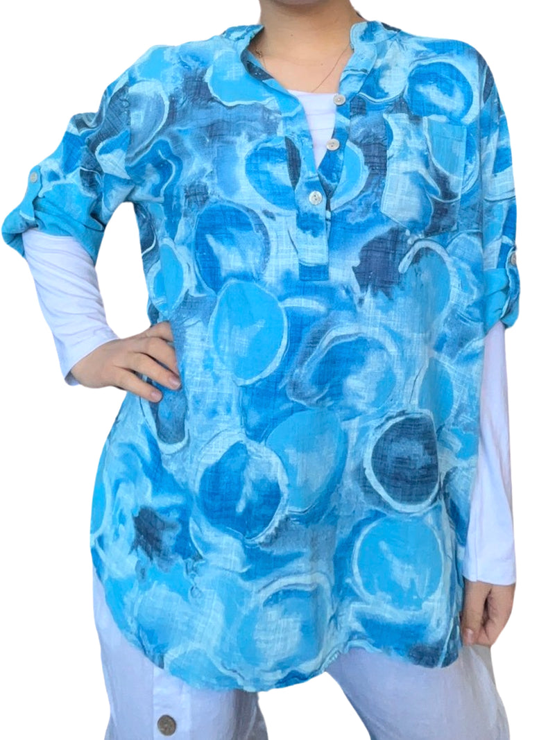 Blouse turquoise pour femme avec imprimé de ronds abstraits portée over size.