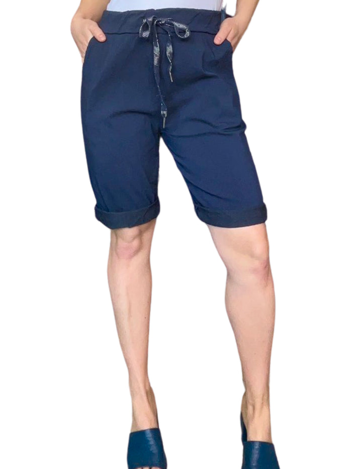 Bermuda bleu marin pour femme à taille élastique avec cordon avec camisole gainante à l'intérieur.