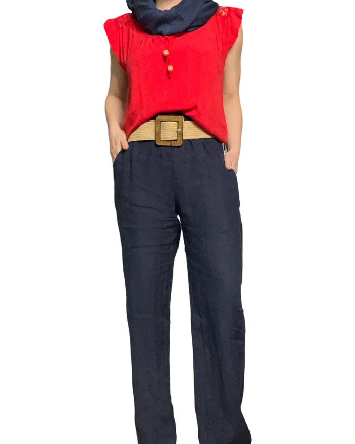 Blouse rouge pour femme à manche courte avec dentelle avec ceinture en jute en pantalon en lin.