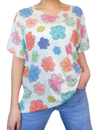 T-shirt blanc pour femme avec imprimé de fleurs multicolores avec camisole gainante blanche à l'intérieur.