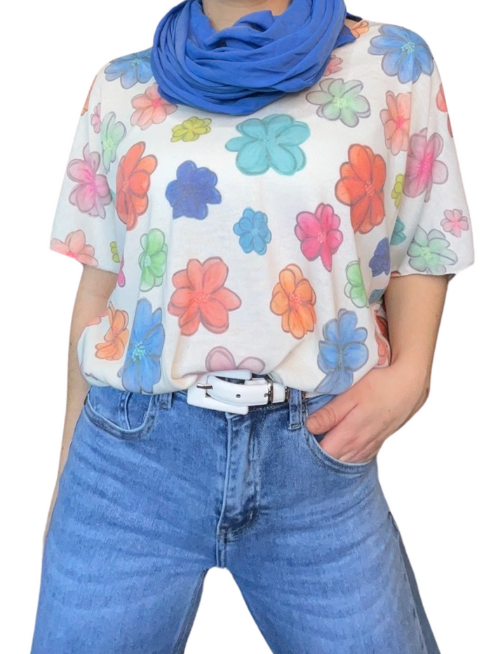 T-shirt blanc pour femme avec imprimé de fleurs multicolores avec foulard bleu royal et jeans clair. 